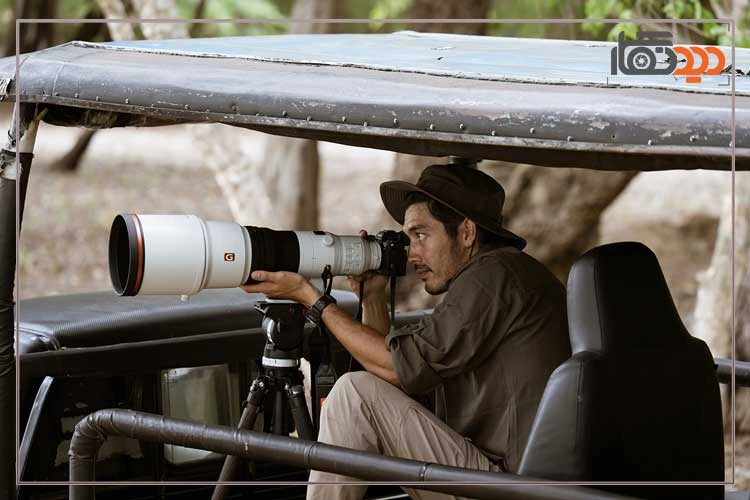 دوربین عکاسی بدون آینه سونی Sony a1 II Mirrorless Camera Body در دست عکاس