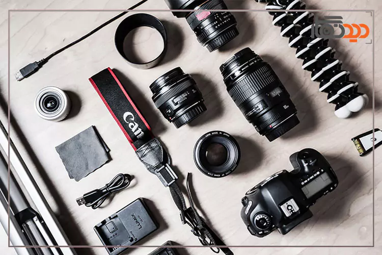 تجهیزات مورد نیاز دوربین عکاسی حرفه ای در کنار لنز