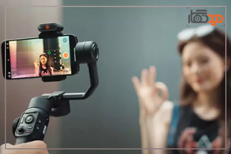 گیمبال موبایل ژیون تک ZHIYUN Smooth 5S AI و خانم در حال ضبط ویدیو