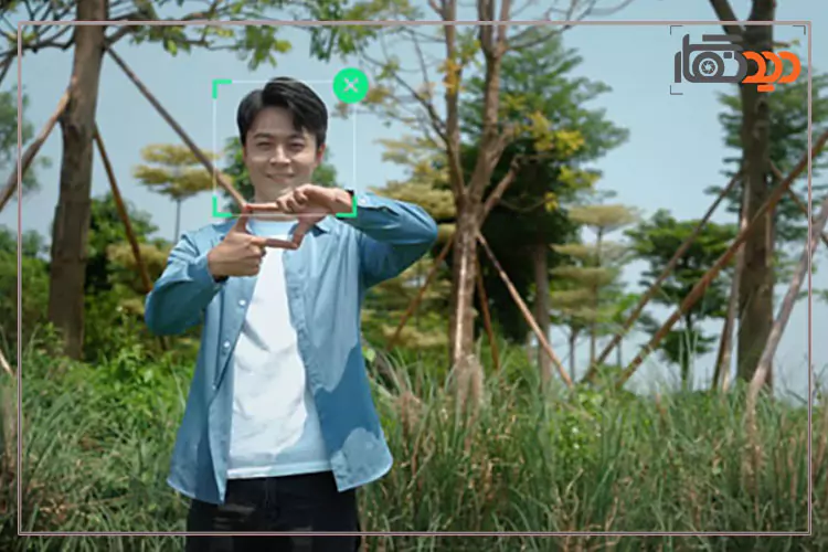 گیمبال موبایل ژیون تک ZHIYUN Smooth 5S AI و آقا در حال فیلمبرداری