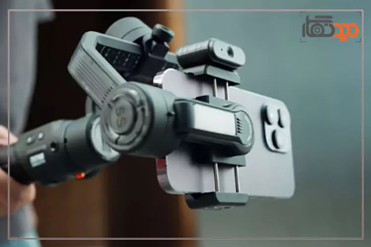 گیمبال موبایل ژیون تک ZHIYUN Smooth 5S AI و نمای جانبی در دست فیلمبردار