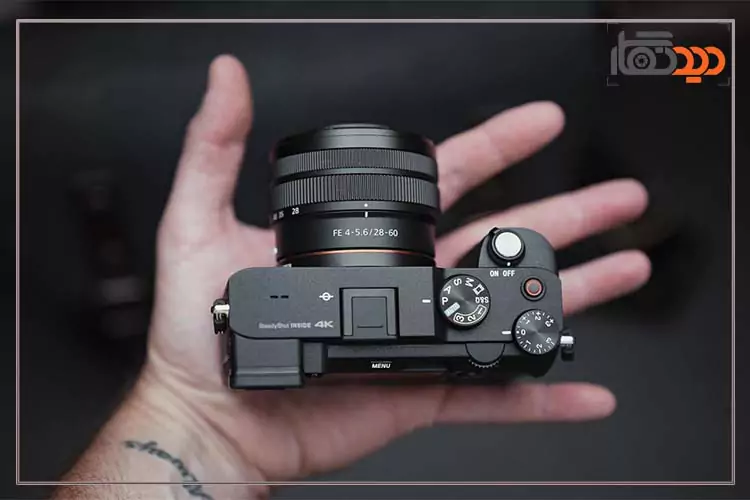 دوربین a7c در دست عکاس