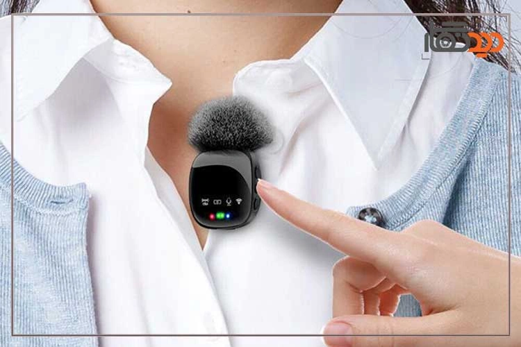 میکروفون بی سیم یقه‌ای Boss R8 Wireless Microphone و نمای روبرو روی یقه 