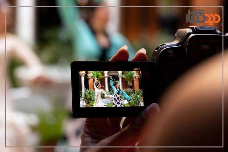 نقد و بررسی دوربین کانن R10 و دوربین در دست عکاس