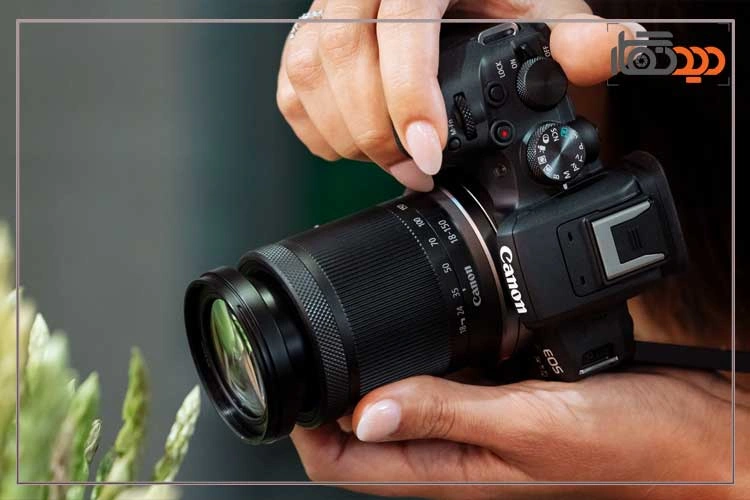 نقد و بررسی دوربین کانن R10 و دوربین در دست عکاس
