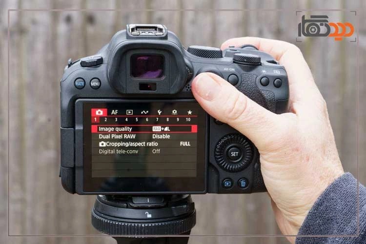 نقد و بررسی دوربین کانن R6 و دوربین در دست عکاس