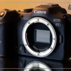 نقد و بررسی دوربین کانن R7 و نمای جانبی دوربین