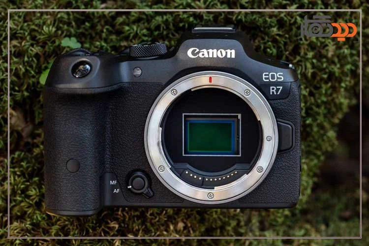 نقد و بررسی دوربین کانن R7 و نمای روبرو