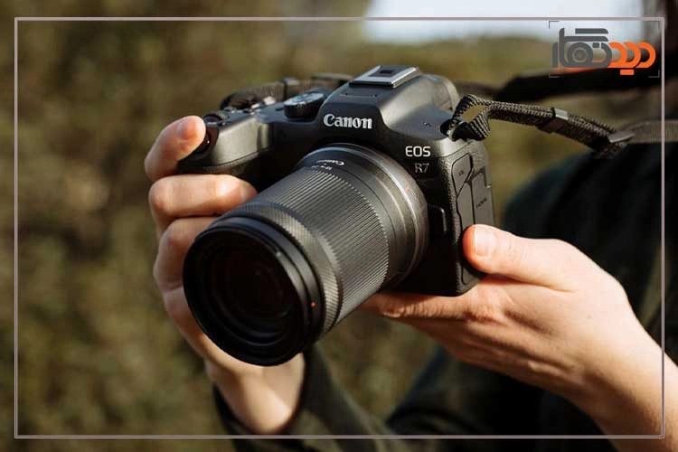 نقد و بررسی دوربین کانن R7 و دوربین در دست عکاس