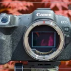 نقد و بررسی دوربین کانن R8 و نمای روبرو