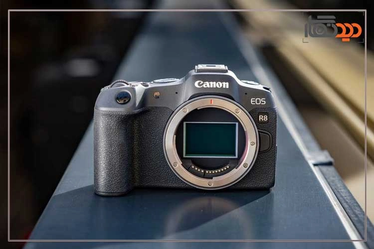 نقد و بررسی دوربین کانن R8 و نمای روبرو