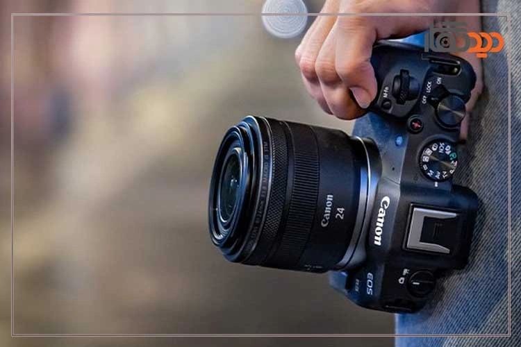 نقد و بررسی دوربین کانن R8 و دوربین در دست عکاس