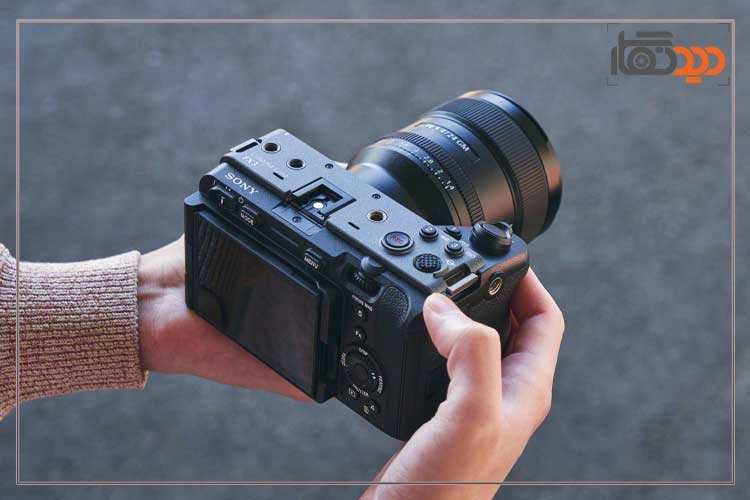 نقد و بررسی دوربین سونی FX3 و دوربین در دست عکاس