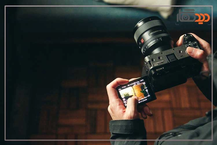 نقد و بررسی دوربین سونی FX3 و دوربین در دست عکاس