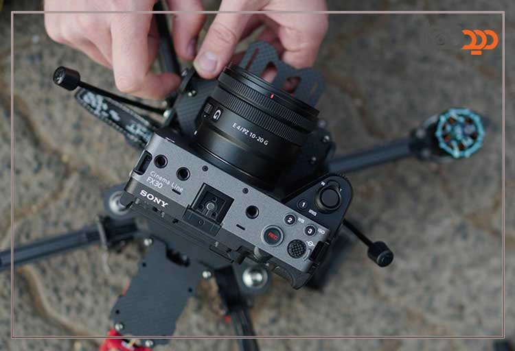 نقد و بررسی دوربین سونی FX30 و دوربین در دست عکاس