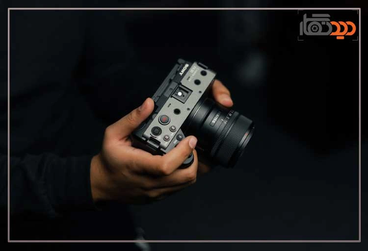 نقد و بررسی دوربین سونی FX30 و دوربین در دست عکاس