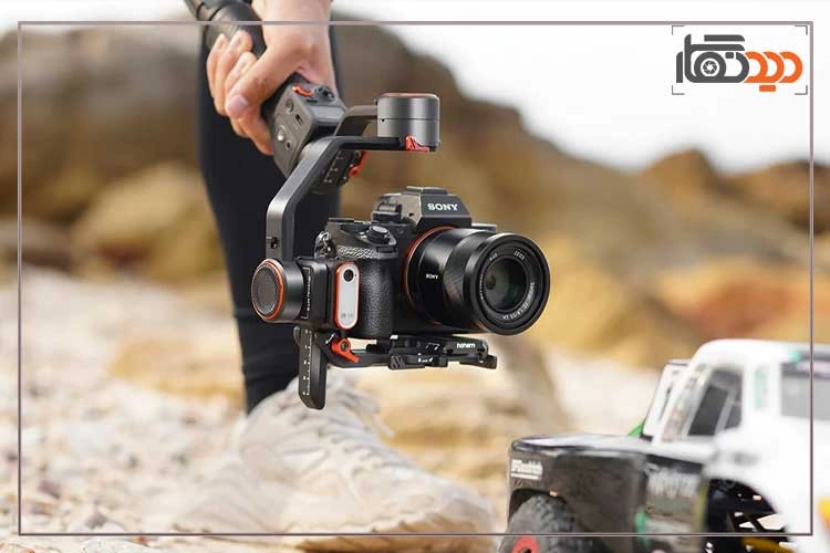 گیمبال دوربین هوهم Hohem iSteady MT2 Kit Camera Gimbal در دست فیلمبردار