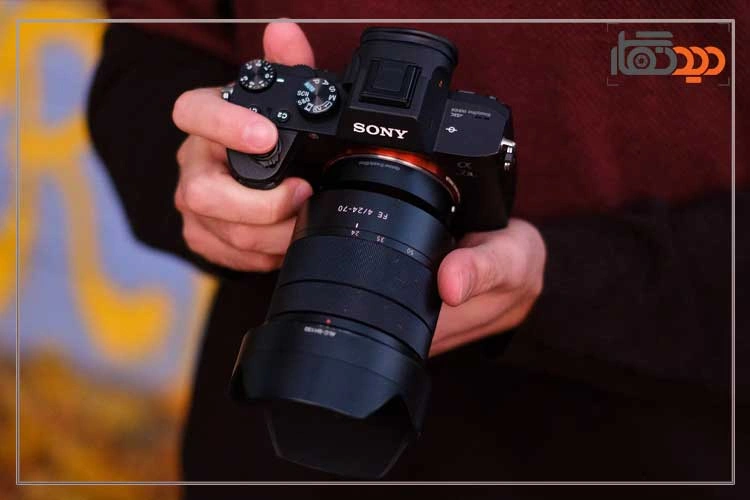 نقد و بررسی دوربین سونی A7 iii در دست عکاس
