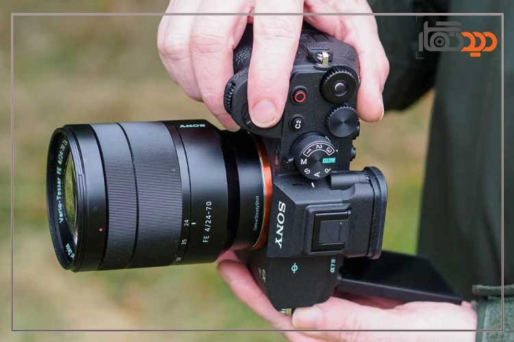 نقد و بررسی دوربین سونی A7 iv در دست عکاس
