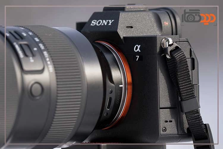 نقد و بررسی دوربین سونی A7 iv و نمای جانبی