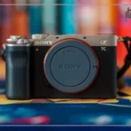 نقد و بررسی دوربین سونی A7C و نمای روبرو