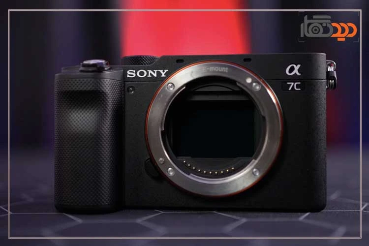 نقد و بررسی دوربین سونی A7C و نمای روبرو