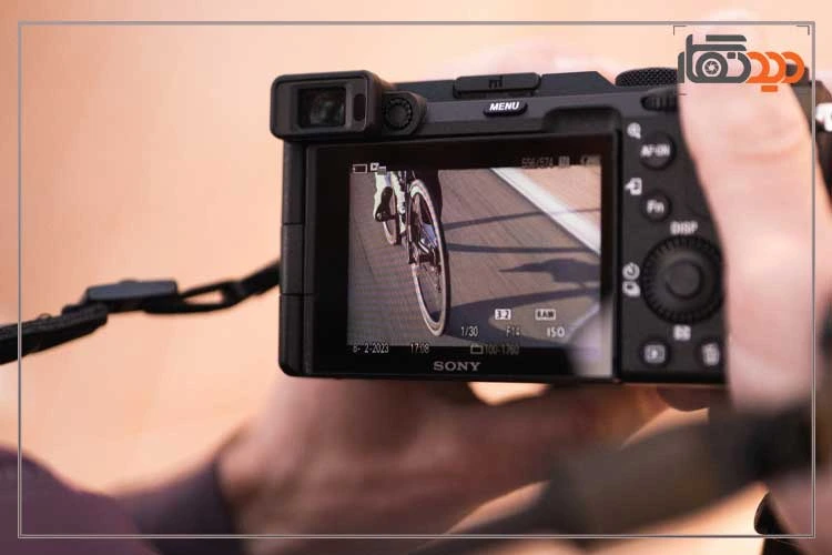 نقد و بررسی دوربین سونی A7C و دوربین در دست عکاس