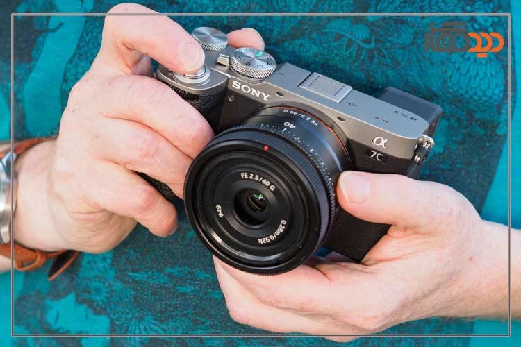 نقد و بررسی دوربین سونی A7C ii و دوربین در دست عکاس