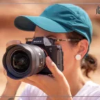 نقد و بررسی دوربین سونی A7RV و دوربین در دست عکاس