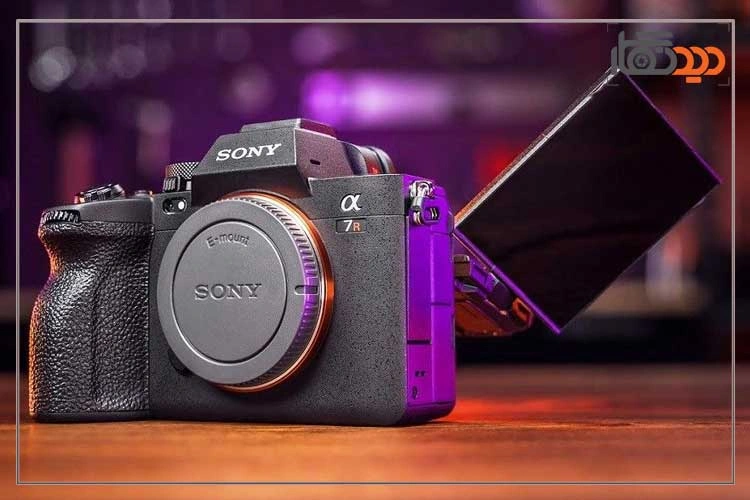 نقد و بررسی دوربین سونی A7RV و نمای جانبی