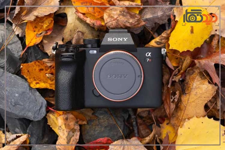 نقد و بررسی دوربین سونی A7RV و نمای روبرو