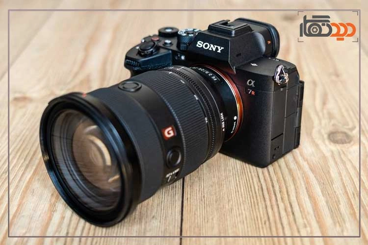 نقد و بررسی دوربین سونی A7RV و نمای جانبی