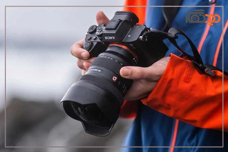 نقد و بررسی دوربین سونی A7RV و دوربین در دست عکاس