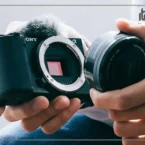 نقد و بررسی دوربین سونی ZvE10 و دوربین در دست عکاس