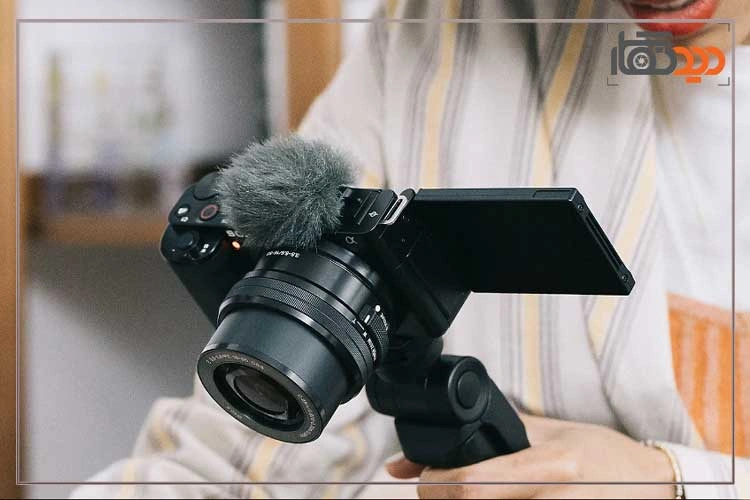 نقد و بررسی دوربین سونی ZvE10 و دوربین در دست عکاس