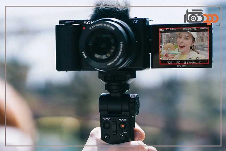 نقد و بررسی دوربین سونی ZvE10 و دوربین در دست عکاس