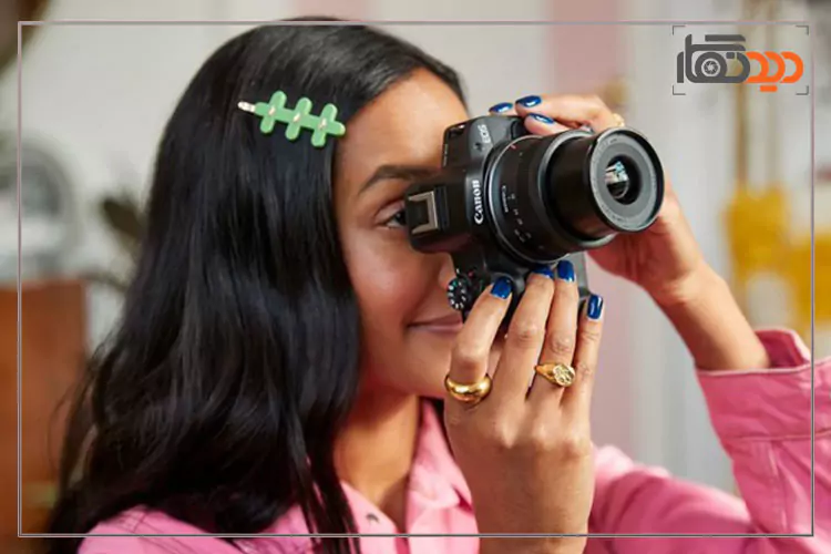 دوربین کانن R50 در دست 