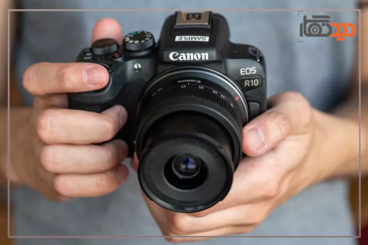 دوربین کانن R10 در دست