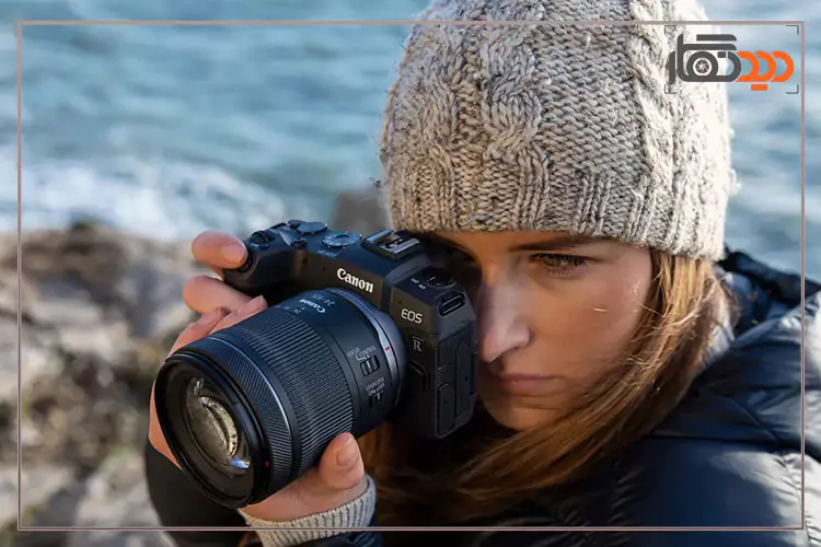 دوربین کانن Rp در دست برای عکاسی منظره