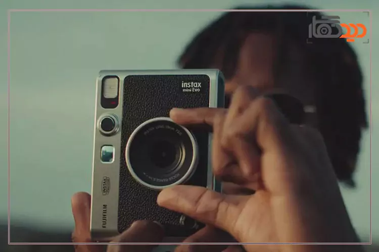 دوربین Instax Evo در دست عکاس