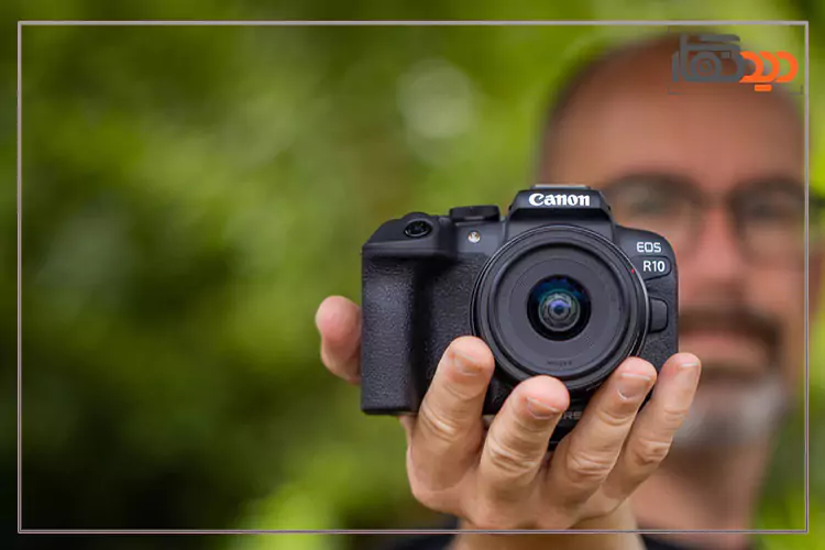دربین بدون آینه کانن R8 در دست عکاس