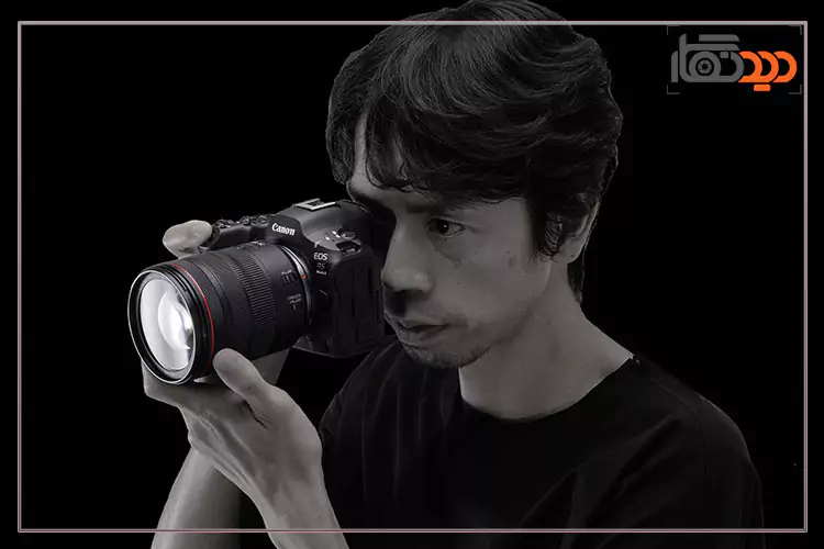 دوربین کانن R5 mark II در دست عکاس