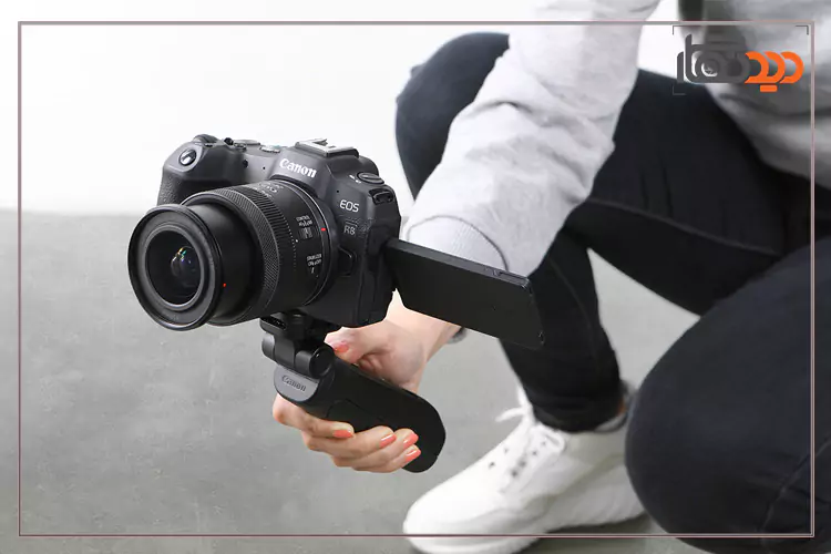 دوربین کانن R8 در دست عکاسی