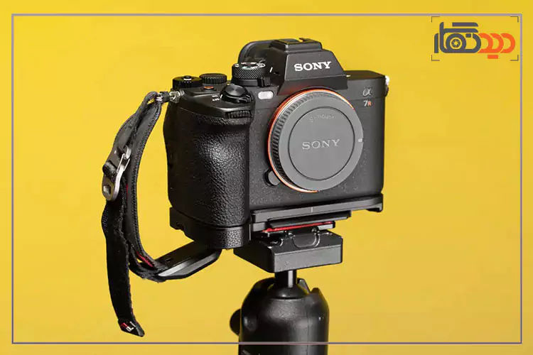 دوربین سونی A7R V روی پایه
