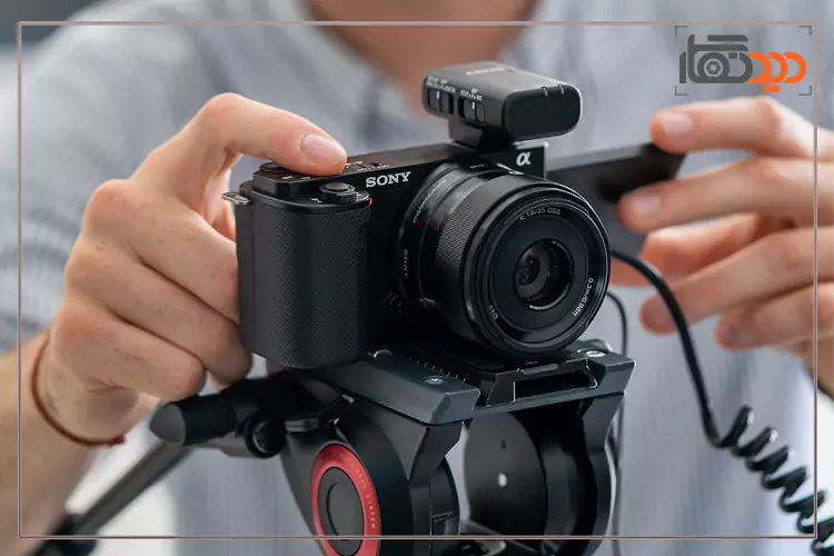 بدنه دوربین سونی zve-10 در دست عکاس