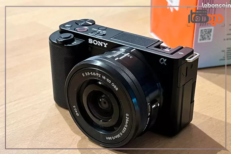 دوربین عکاسی سونی ZVE10 در دست عکاس