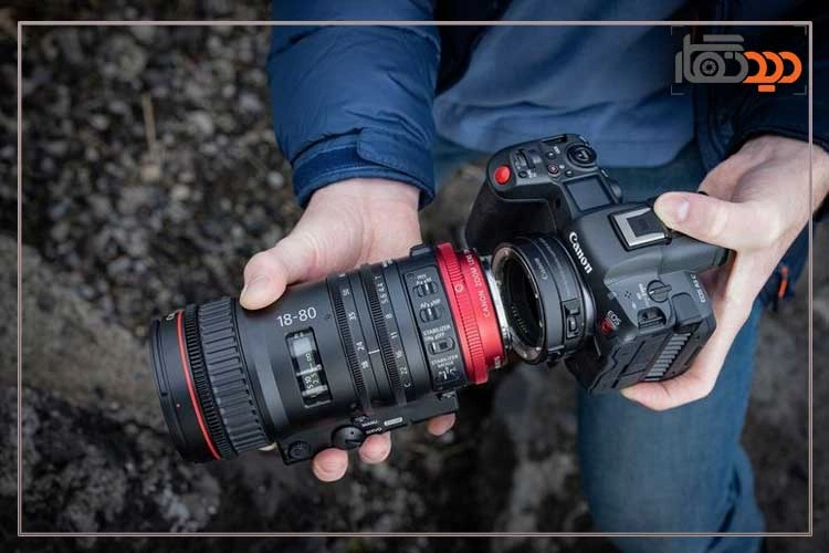 نقد و بررسی دوربین کانن R5 C و نمای جانبی بدنه دوربین در دست عکاس