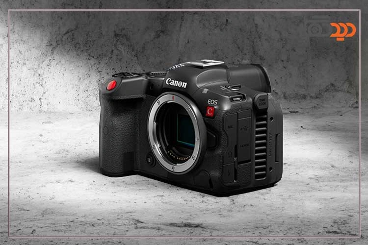 نقد و بررسی دوربین کانن R5 C و نمای جانبی بدنه دوربین