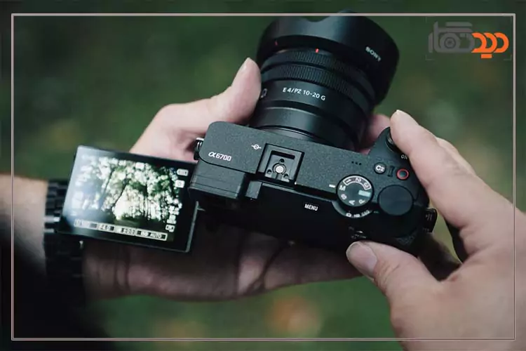 دوربین آلفا 6700 در دست عکاس