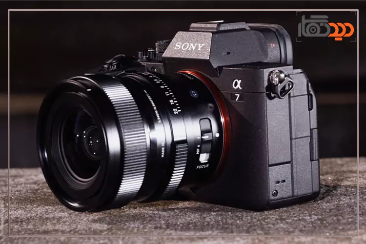 عکس دوربین A7 iv در دست عکاس